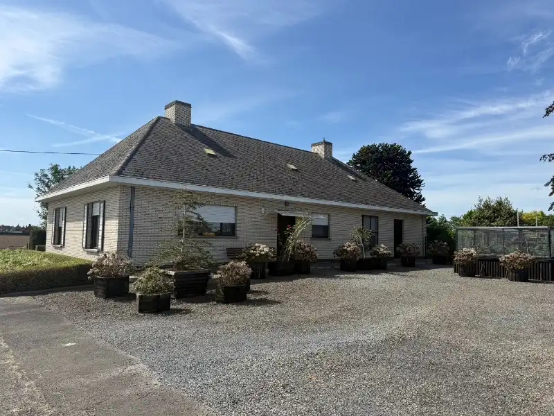Ruime bungalow met grote tuin en loods te huur foto 3