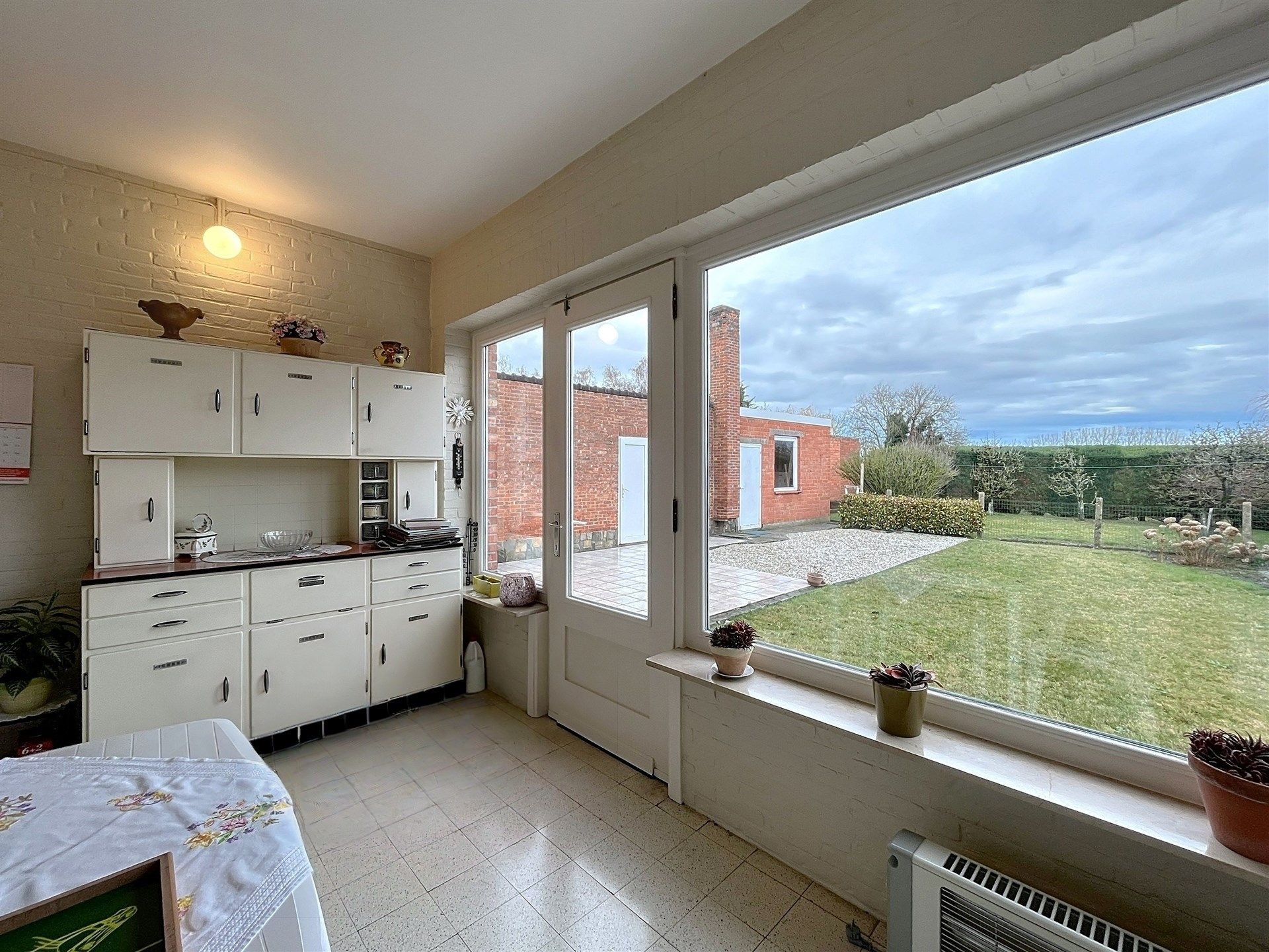 Ruime woning met 3 slaapkamers en grote garage op perceel van 1148 m² met zicht op oneindig groen.  foto 8