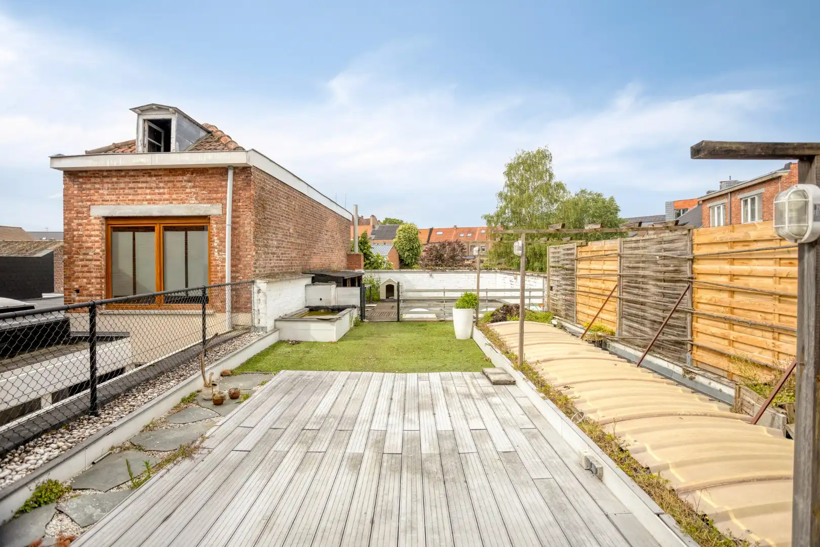 Gebouw met winkel-/kantoorruimte en ruim appartement met dakterras foto 3