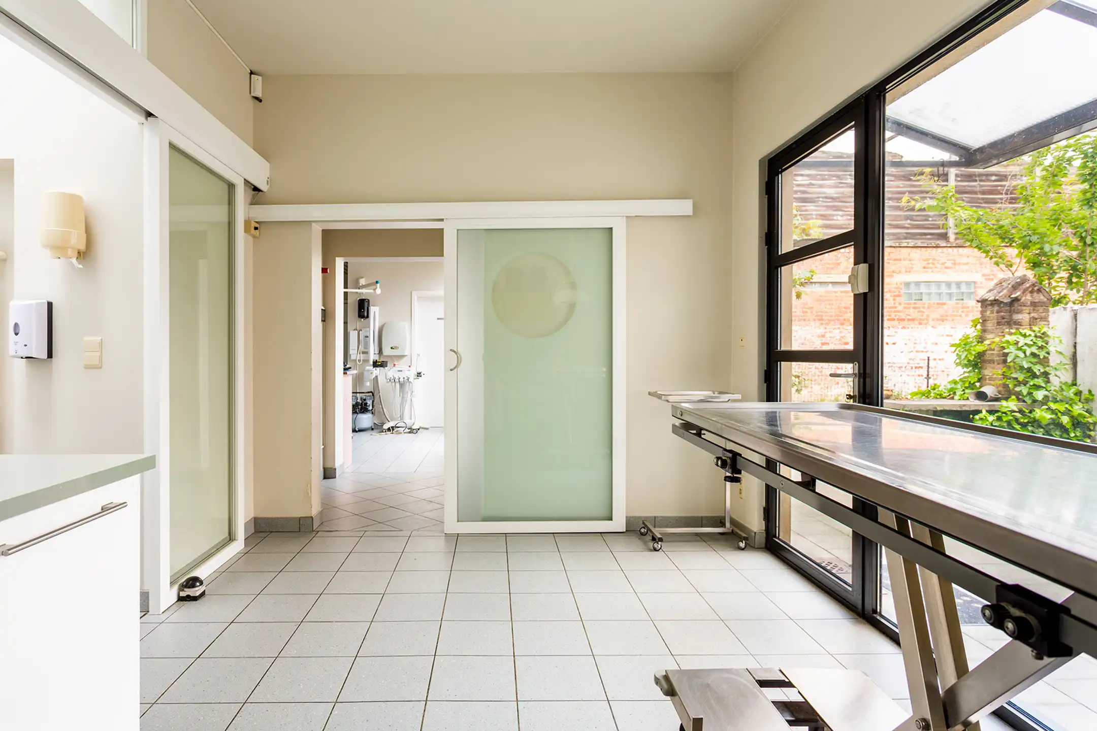 Ruim handelsgelijkvloers op toplocatie te Hove centrum foto 17