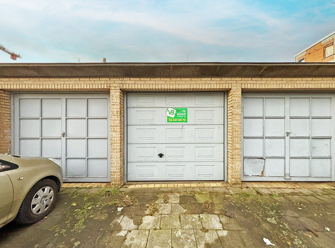 Gesloten garagebox met staanplaats op centrale locatie te Deurne! foto {{pictureIndex}}