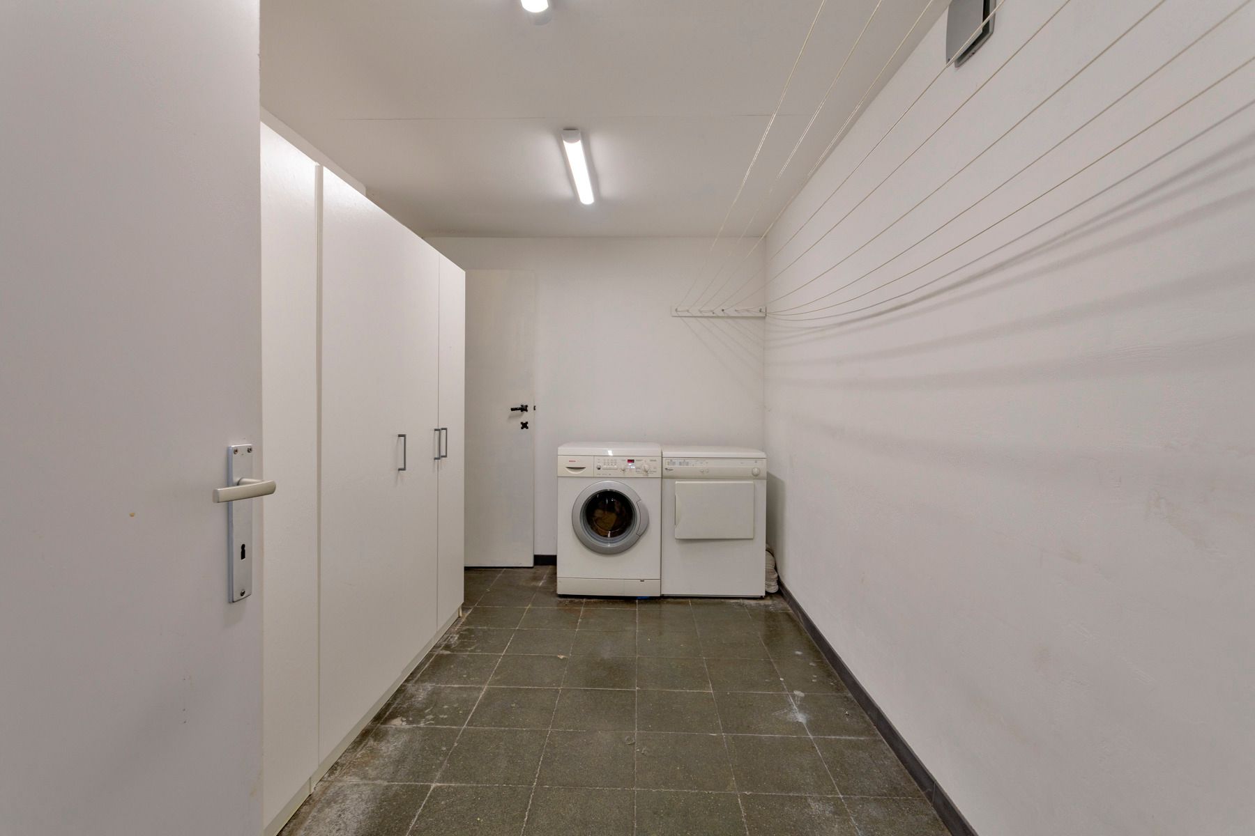 Gerenoveerde hoeve met bijgebouwen en 8 stallen. foto 30