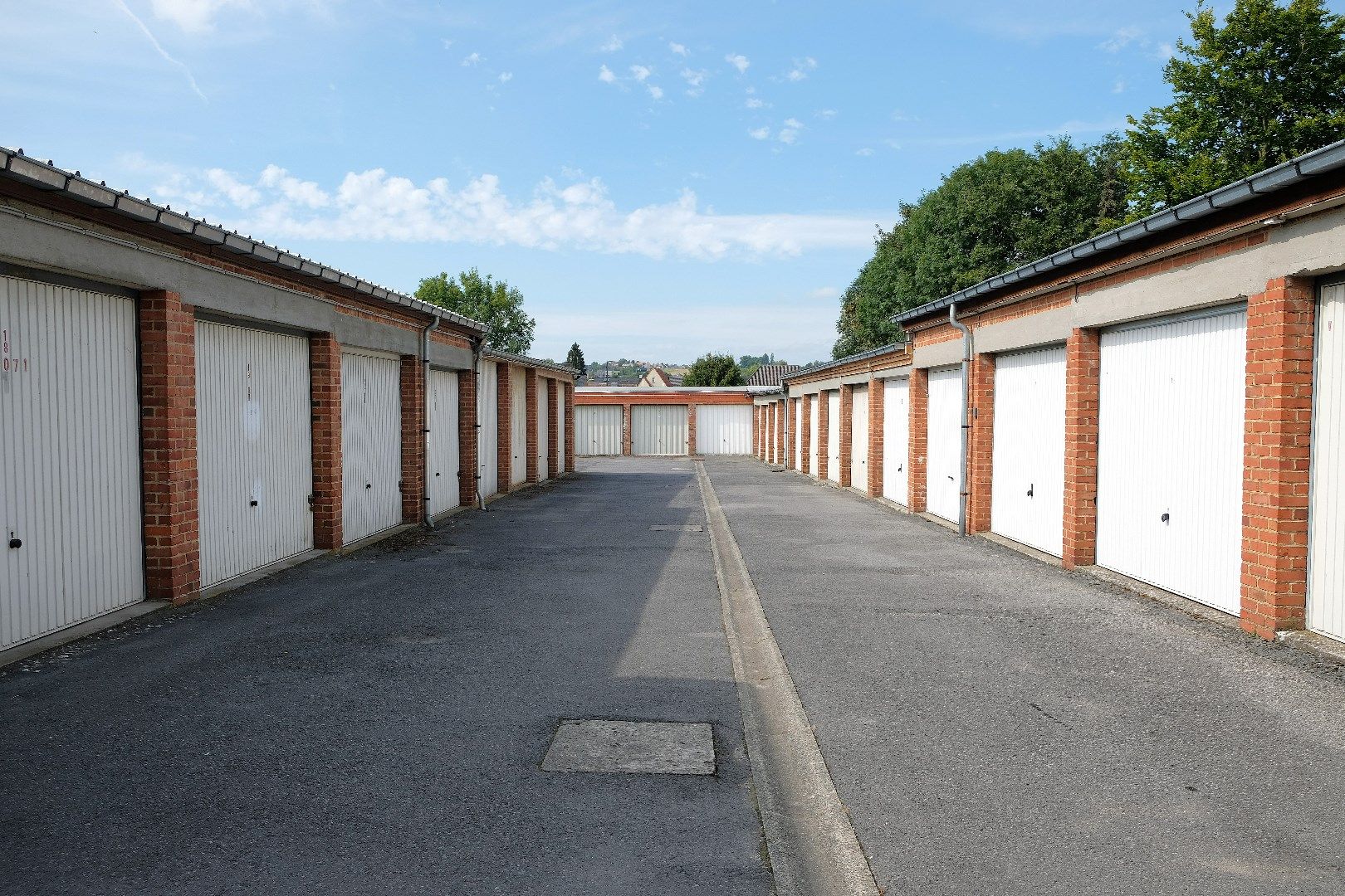 8 garages en 3 staanplaatsen in het centrum van Brakel foto 1