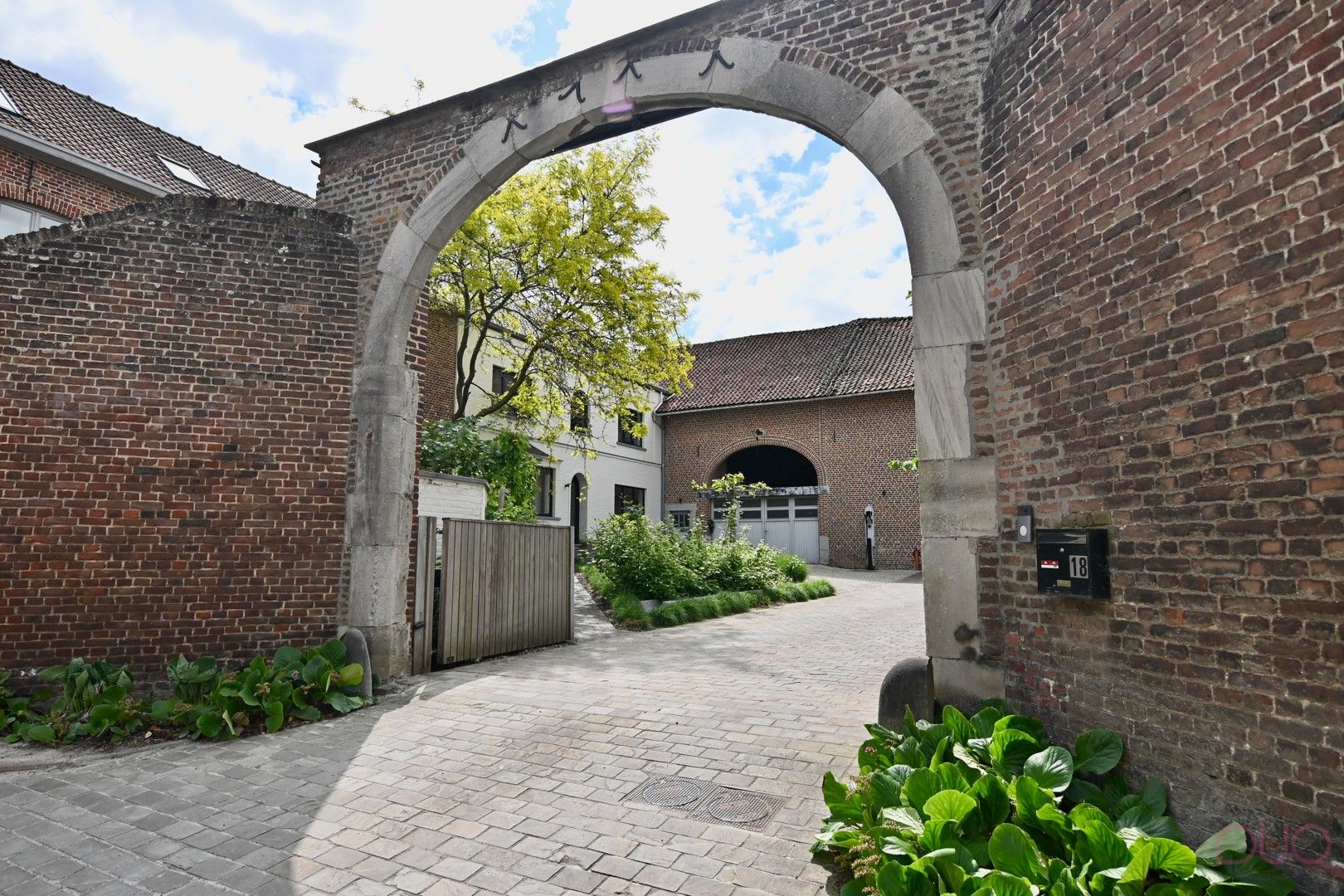 Exclusieve charmante vierkantshoeve in Gingelom met 5 slaapkamers,  drie afzonderlijke vakantiewoningen, grote schuur en achterliggende weide foto 2