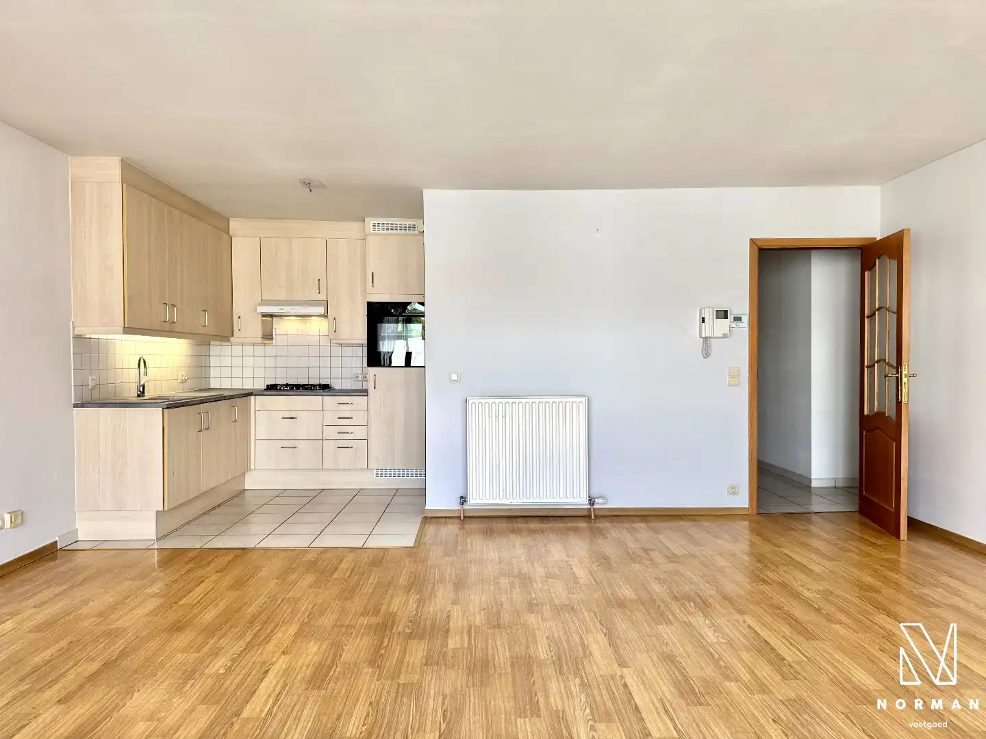 Lichtrijk en energiezuinig appartement met 2 slaapkamers, terras en garage te koop in centrum Kuurne! foto 2