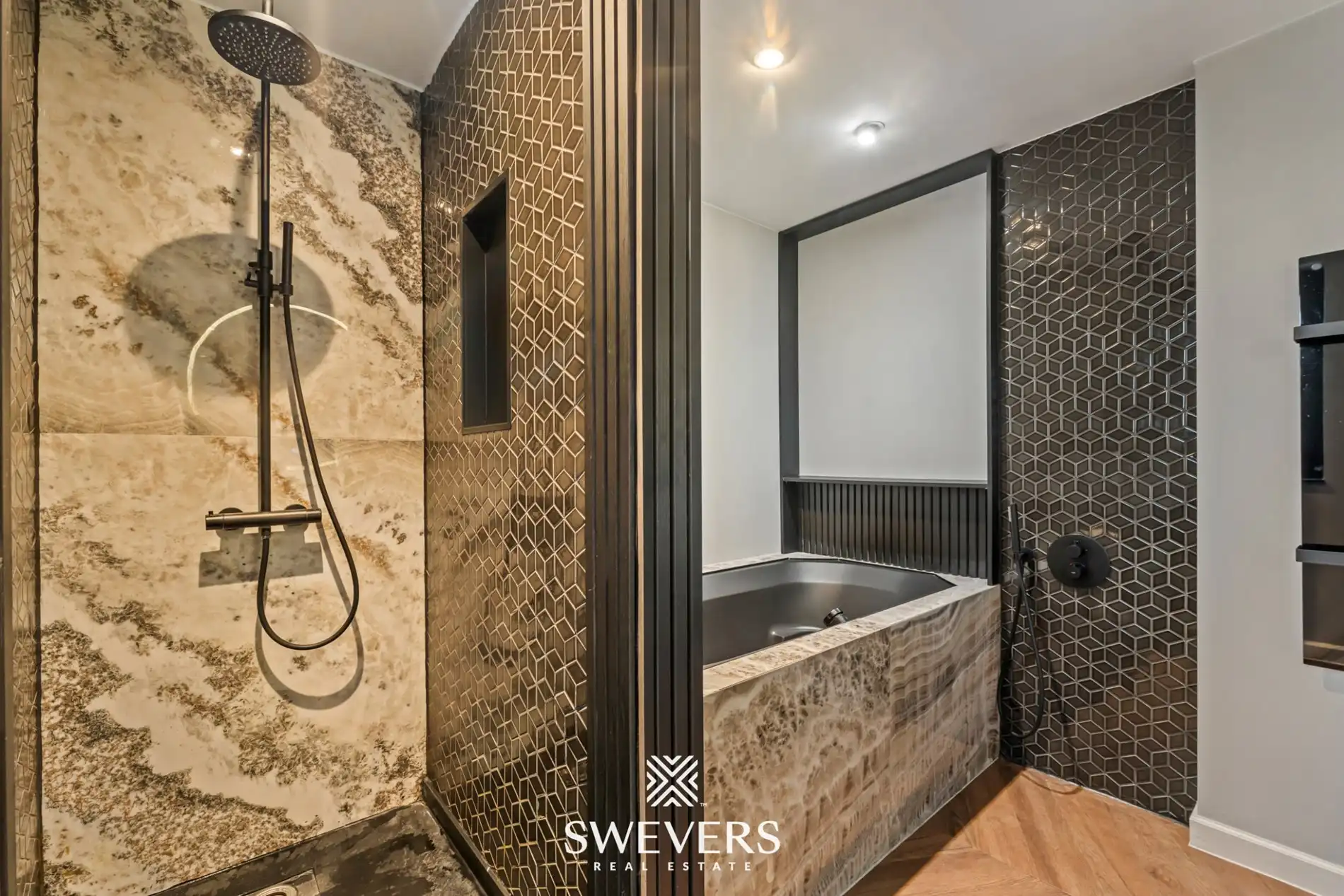 Exclusief gerenoveerde stadswoning met garage en drie terrassen in hartje Hasselt foto 22