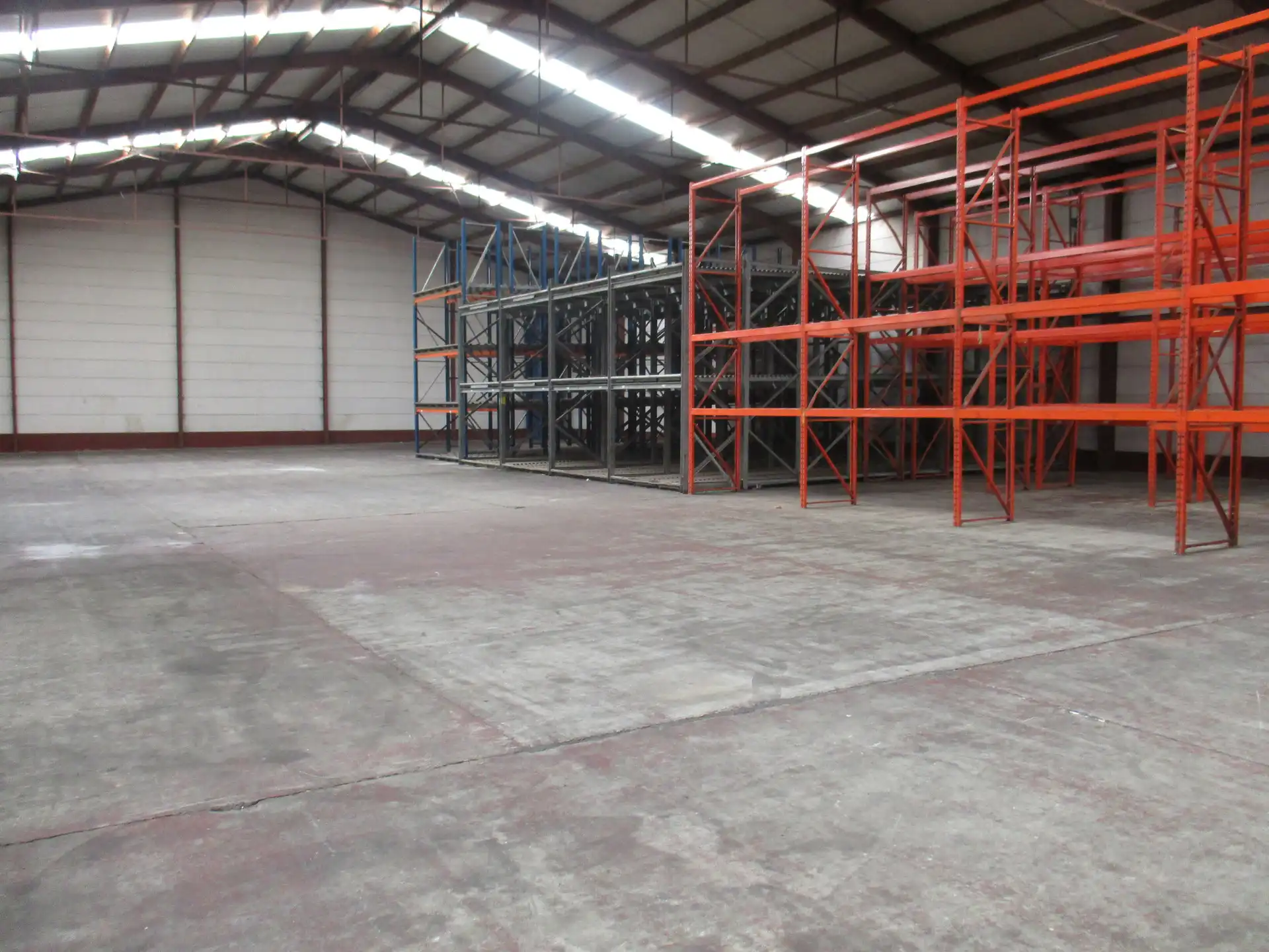 Magazijn 1.150m² nabij Kontich/Waarloos foto {{pictureIndex}}