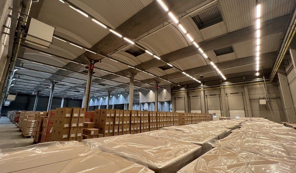 Logistieke loodsen met laadkades vlakbij R42 in Sint-Niklaas foto 4