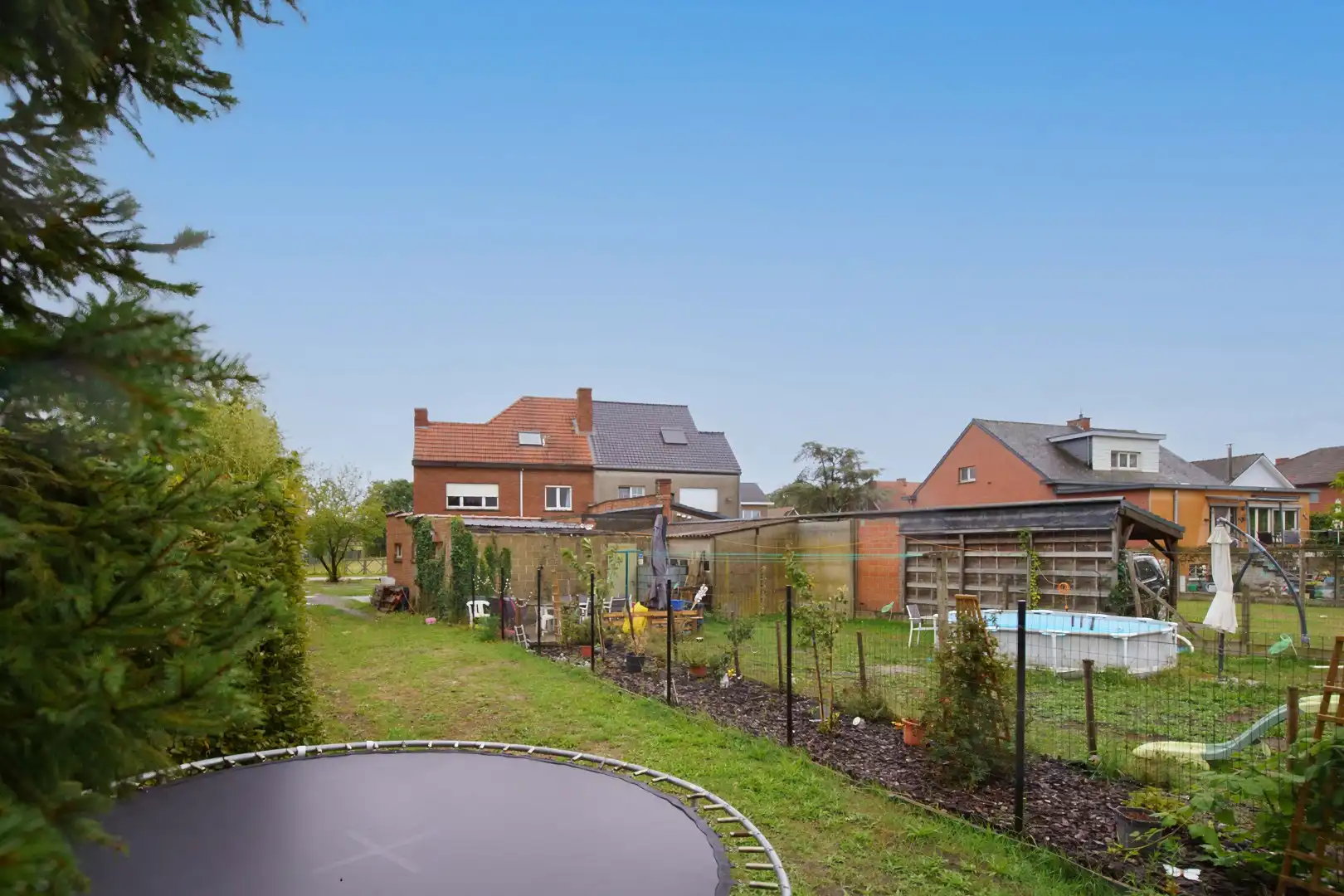 Ruime woning met vier slaapkamers en grote tuin foto 32