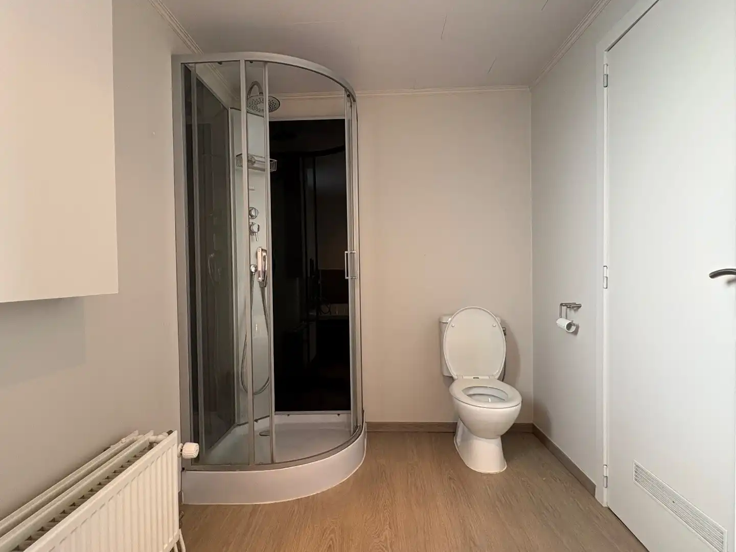 Instapklare woning te koop met uitweg en ruime garage achteraan en 3 slaapkamers met mogelijkheid tot het maken van een 4de slaapkamer.  foto 13