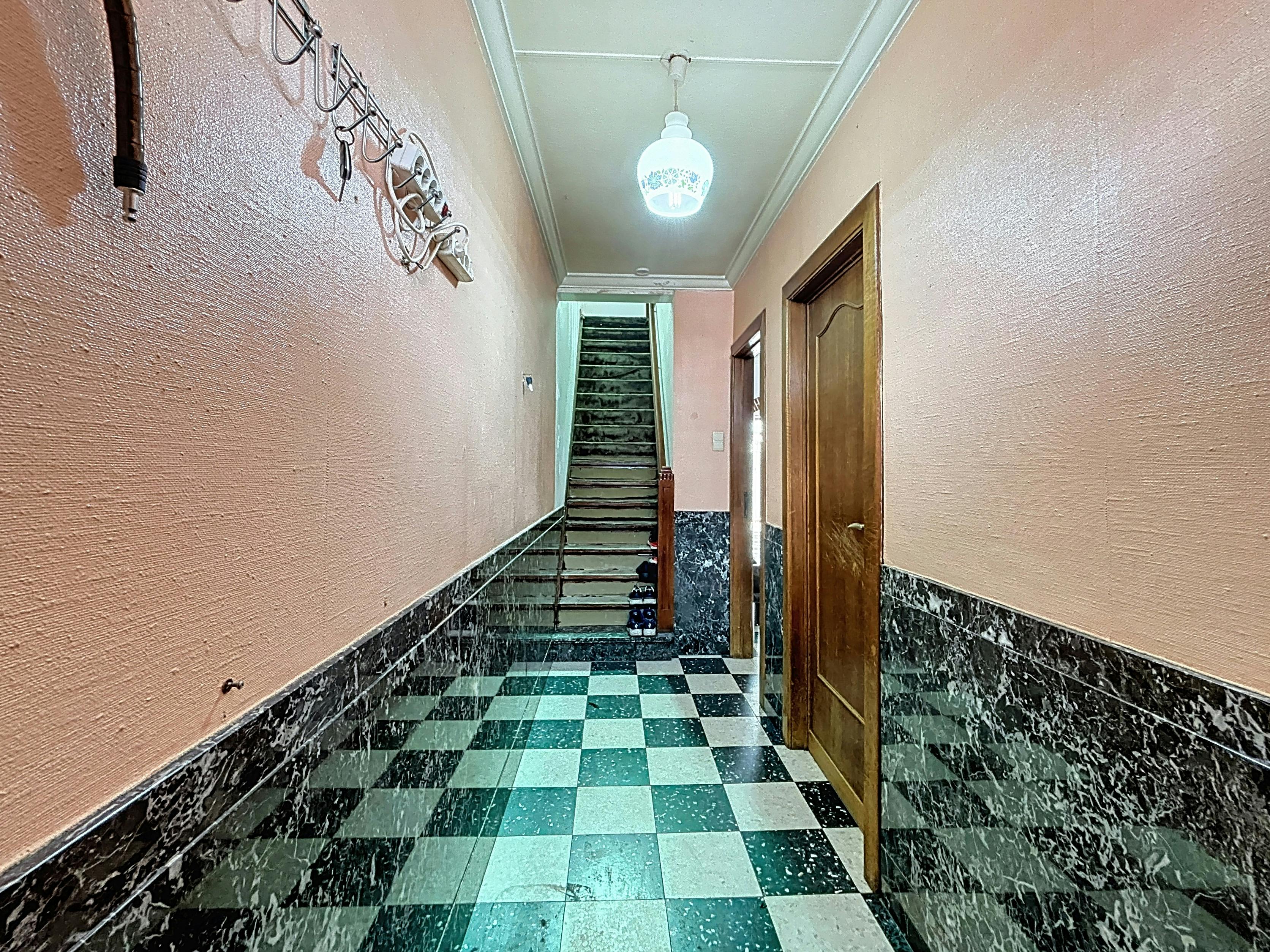 Te renoveren woning te koop in Kortrijk!  foto 2