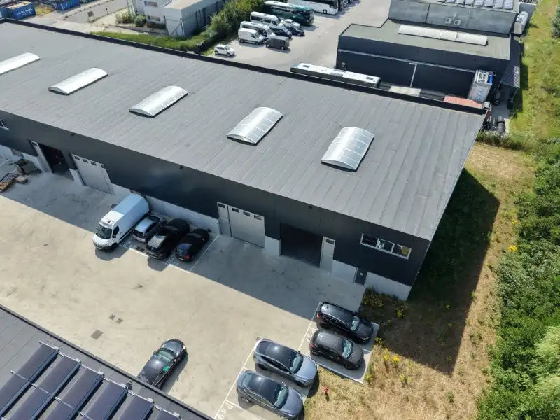Magazijn van 288 m² +  mezzanine 160 m² en 2 parkeerplaatsen + buitenopslag foto {{pictureIndex}}