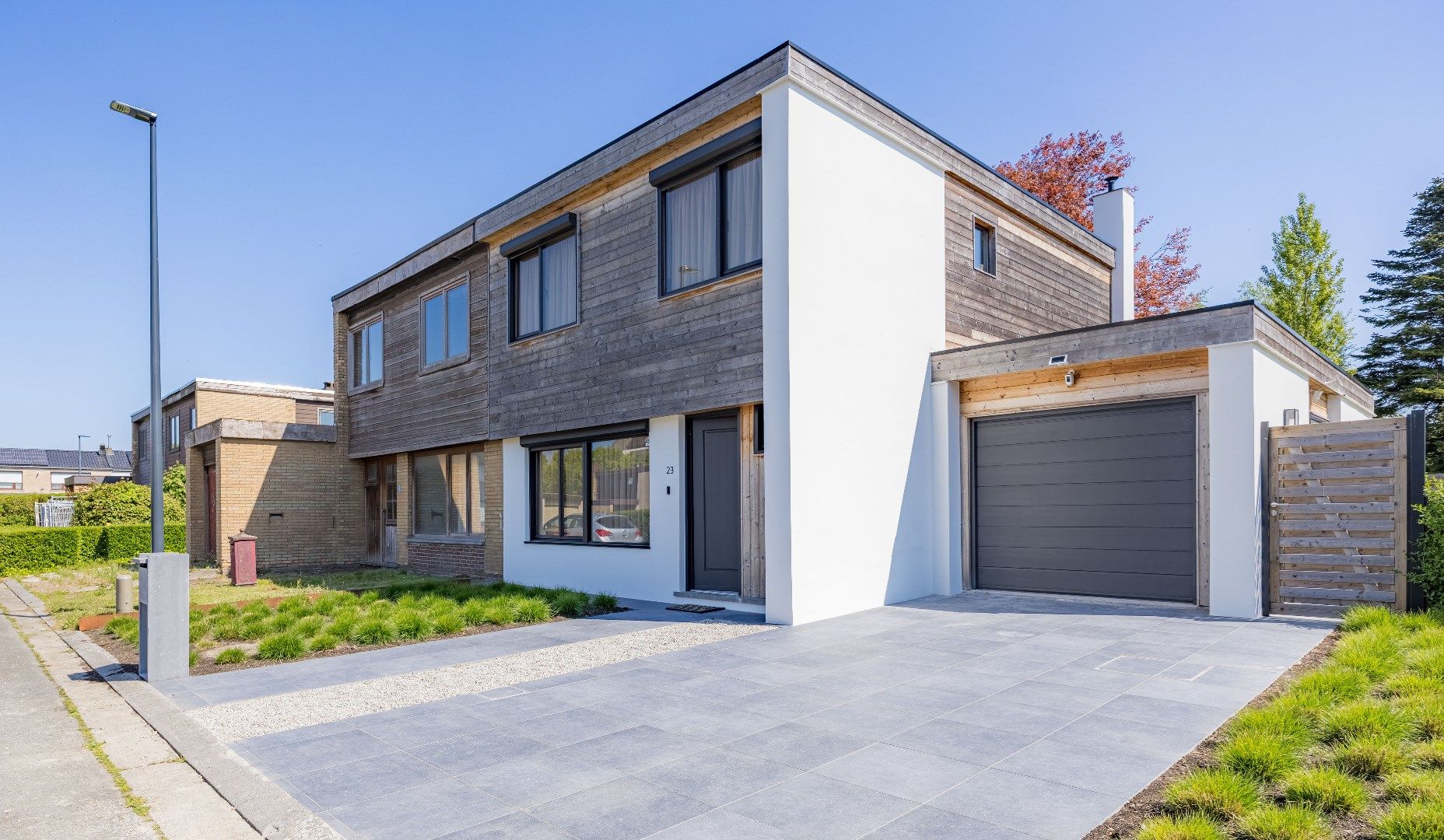 Instapklare halfopen bebouwing in rustige woonwijk foto {{pictureIndex}}