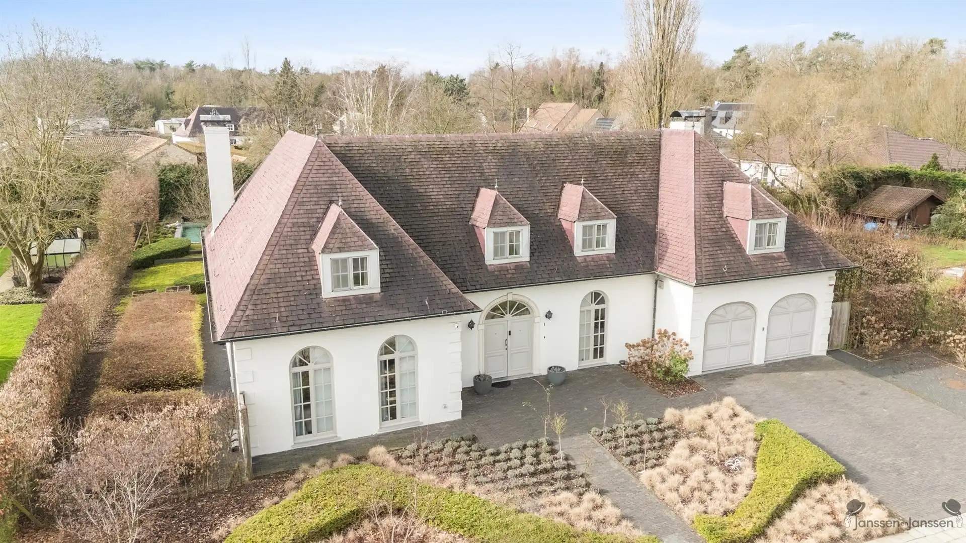 Prachtige villa op een perceel van 1.500m² in het groene Sint-Job. foto {{pictureIndex}}