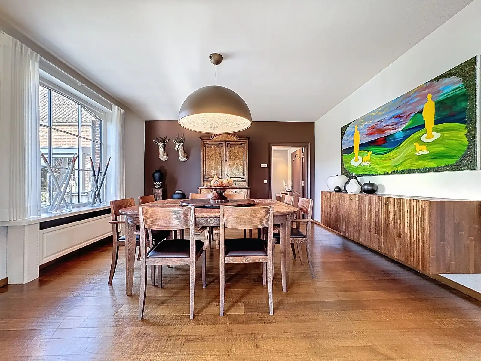 Instapklaar, luxueus afgewerkte VILLA (5 slpkms, dubbele garage, ...) met BIJGEBOUWEN (stallingen en bergplaats). Grondopp.: 2.814m² + Optioneel : braakliggend stuk industriegrond. foto 13