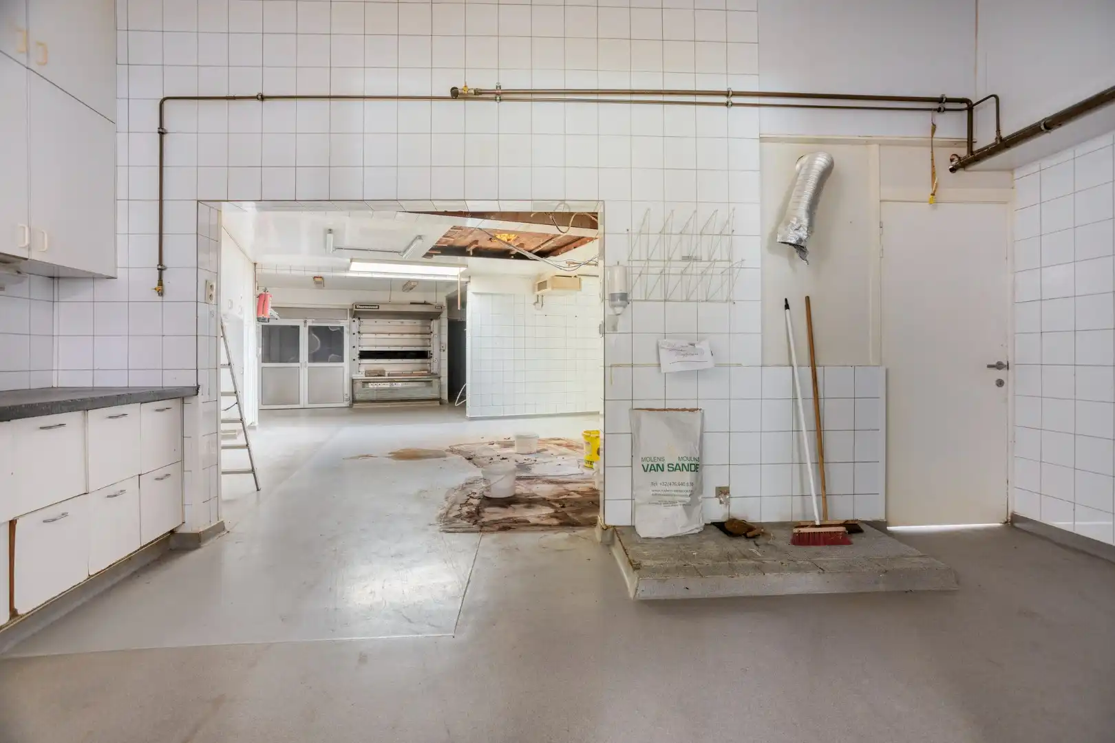 Karaktervol handelshuis met woonst op commerciële locatie in Mol-Gompel !  foto 17