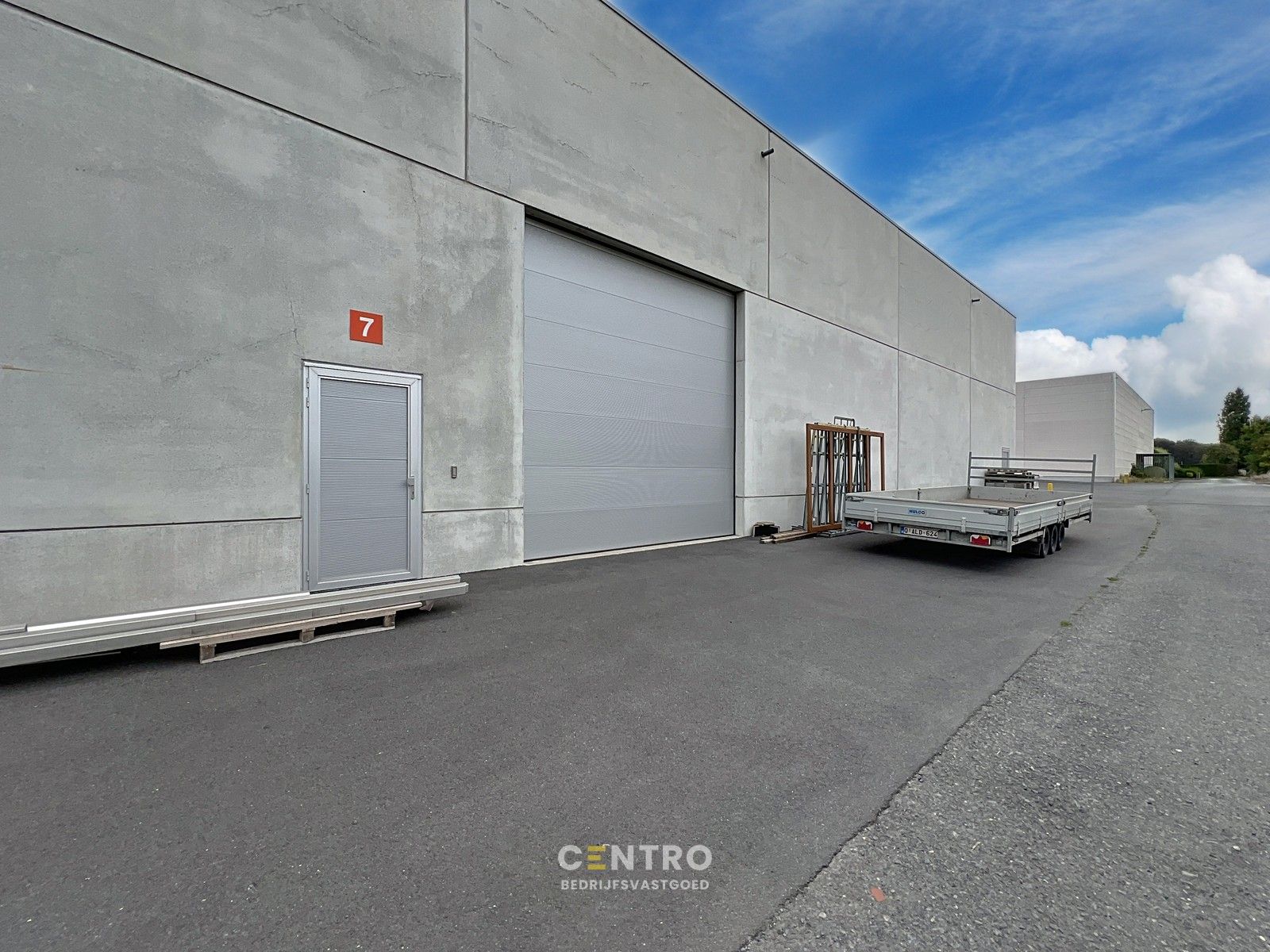 Instapklare LOODS (216m²) voorzien van sectionaalpoort (4,5 x 4,5m) met aparte loopdeur en VH van 7m. Op industriezone te Houthulst! foto {{pictureIndex}}