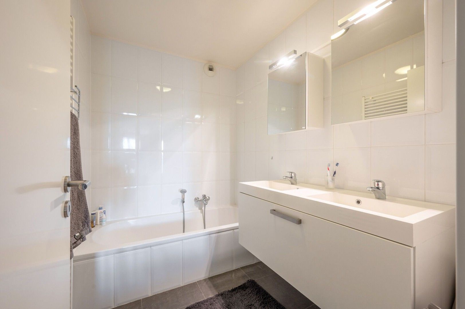 Zonnig doorloopappartement met twee slaapkamers! foto 8