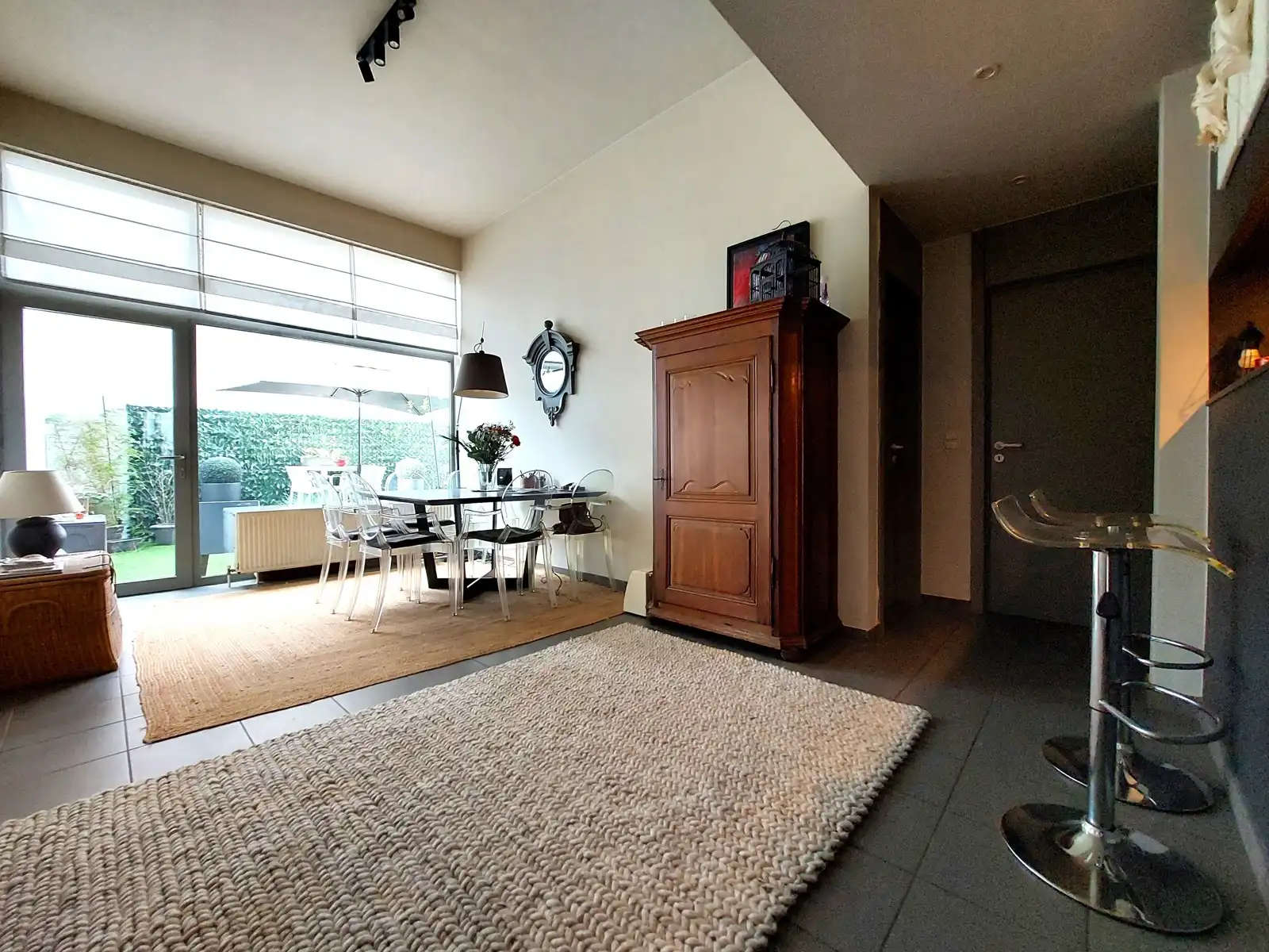 GEMEUBELD - 1 slpk. gelijkvloers appartement met stadstuin ! foto {{pictureIndex}}