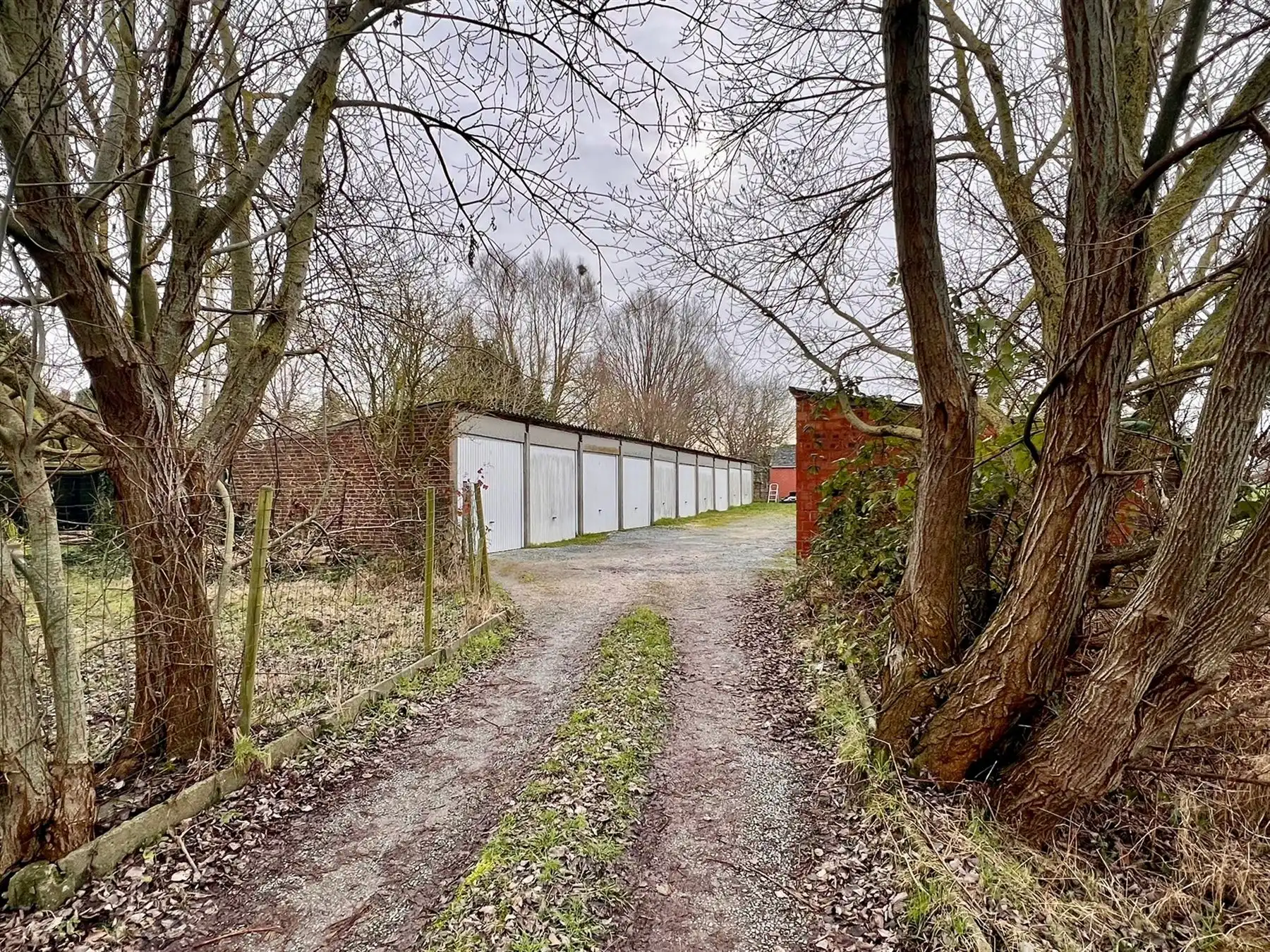 Ideale investering bouwgrond met 20 achterliggende garageboxen foto 9