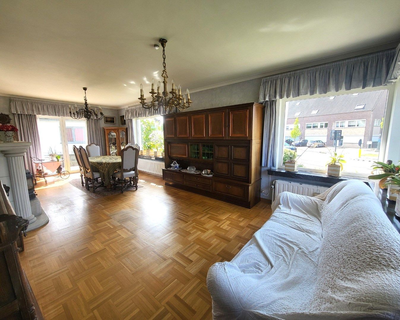 Statig gluurt deze villa naar haar omgeving... foto 6