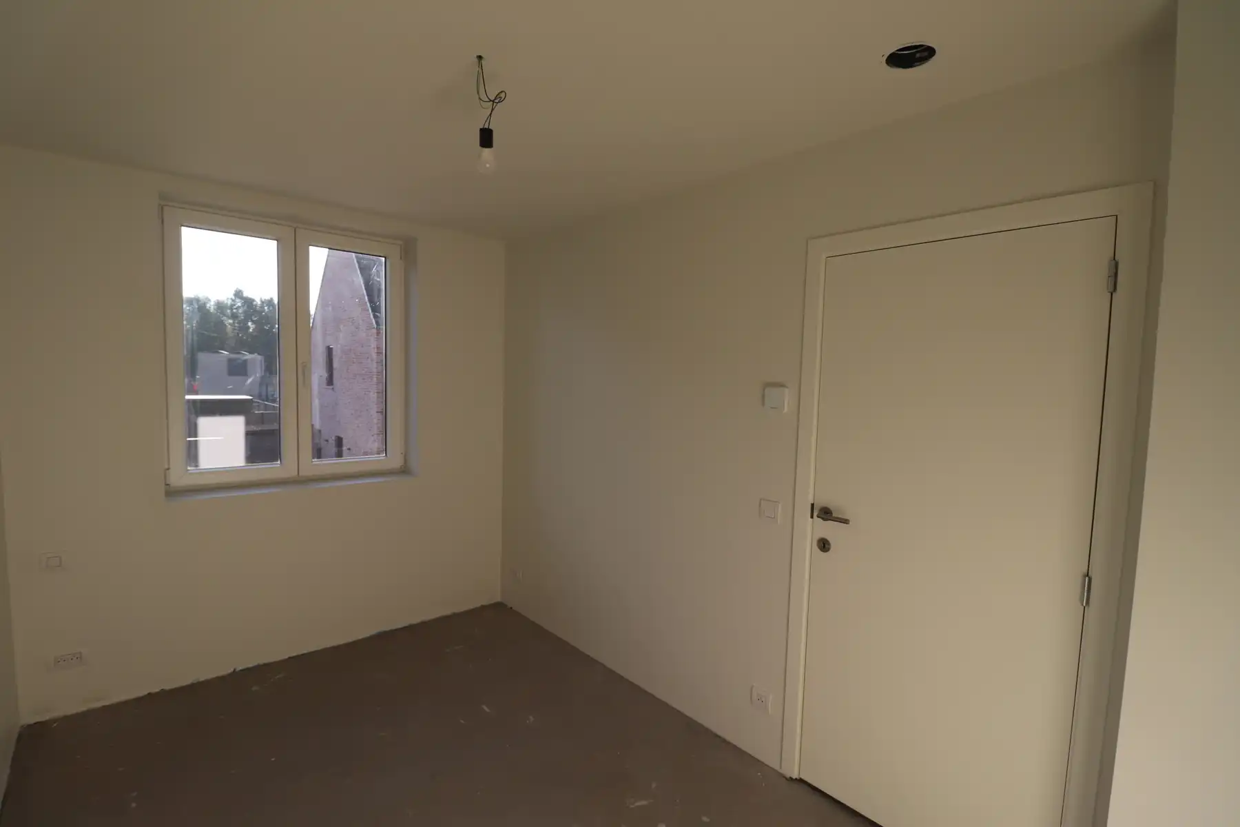 Ruime nieuwbouwwoning (163m² BO) met 3 slaapkamers, terras met tuin en brede carport. foto 10