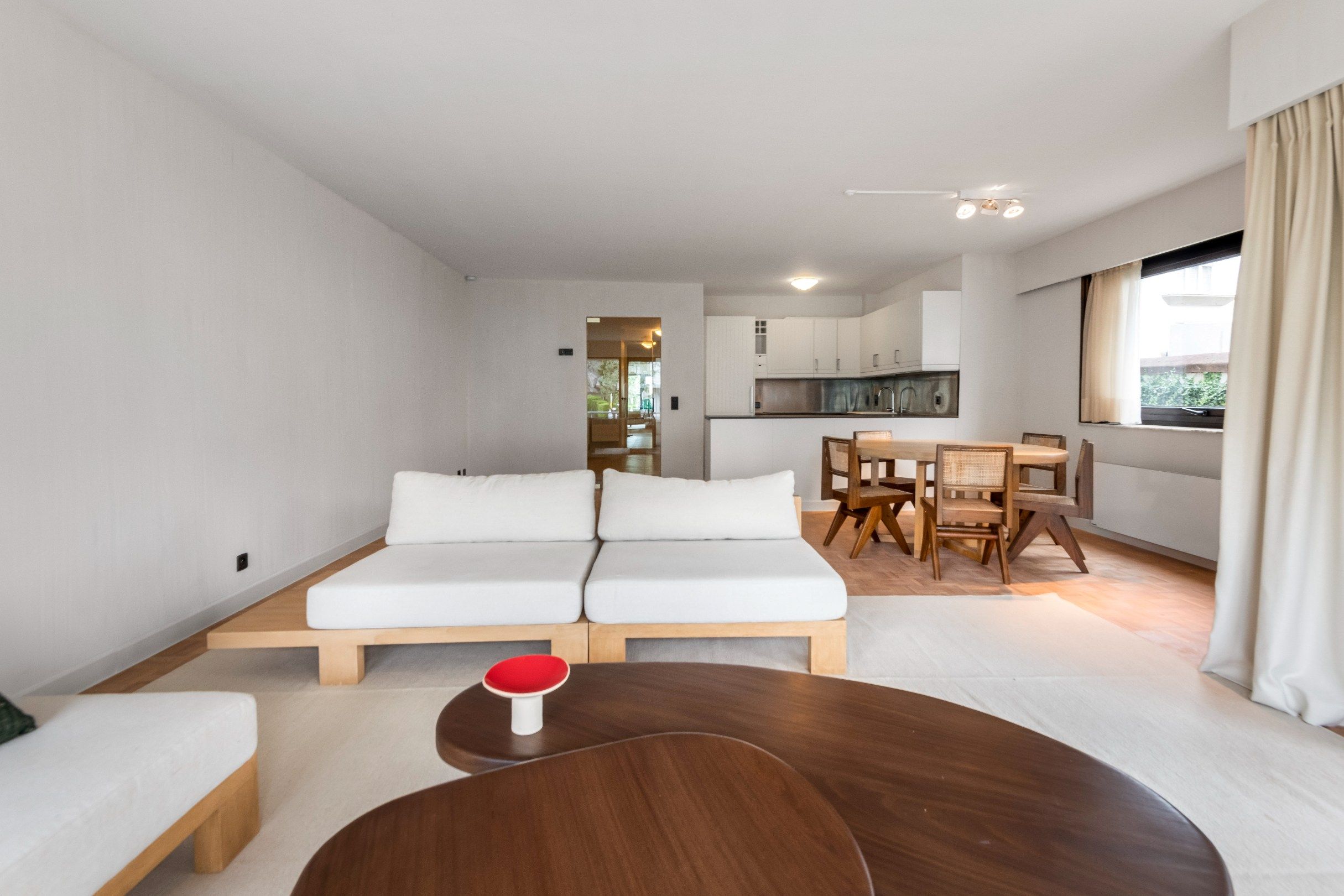 Mooi ongemeubeld hoekappartement met veel licht en mooie terrassen vlakbij het Albertplein in het Zoute.  foto 5