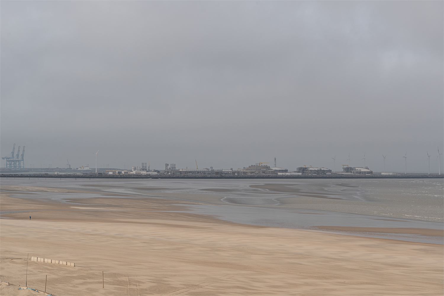 IDEALIS VASTGOED - Uiterst aangenaam, volledig gerenoveerd én gemeubeld appartement, gelegen op een prachtige locatie op de zeedijk in Duinbergen met frontaal zeezicht! foto 50