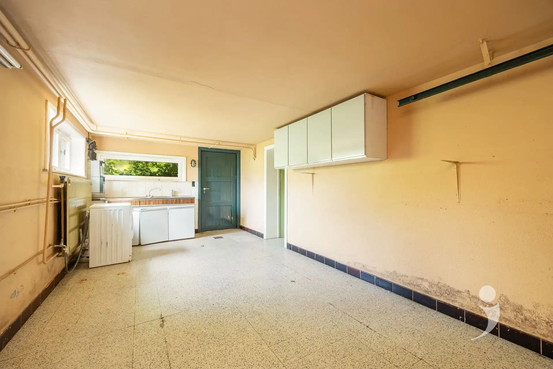 Ruime te renoveren woning!  foto 29