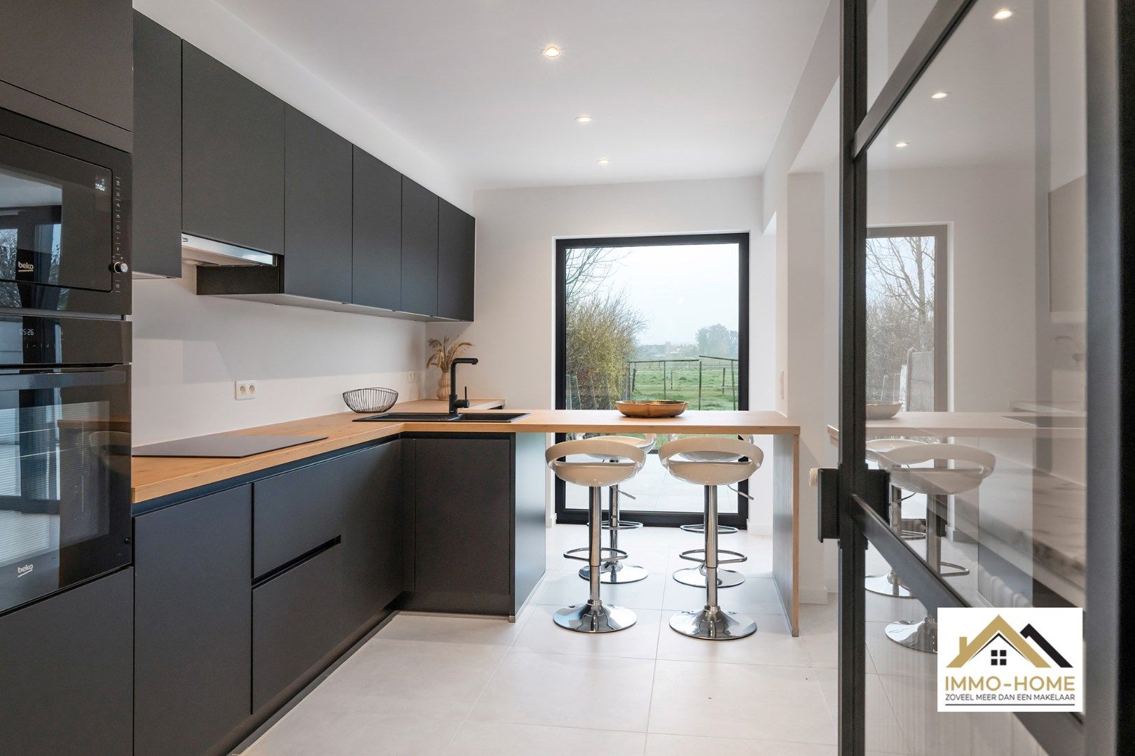 Zeer ruime woning met prachtig open zicht op agrarisch gebied foto 6
