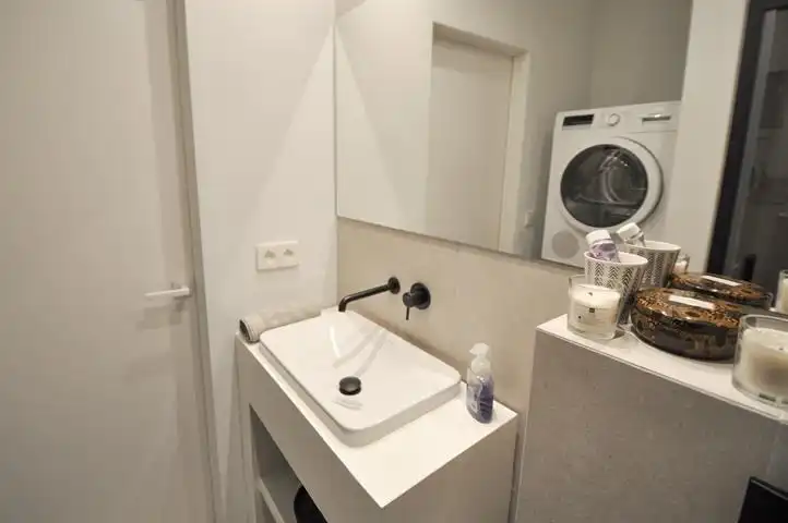 Volledig gerenoveerd, lichtrijk appartement op wandelafstand van zee en het commercieel centrum. foto 17