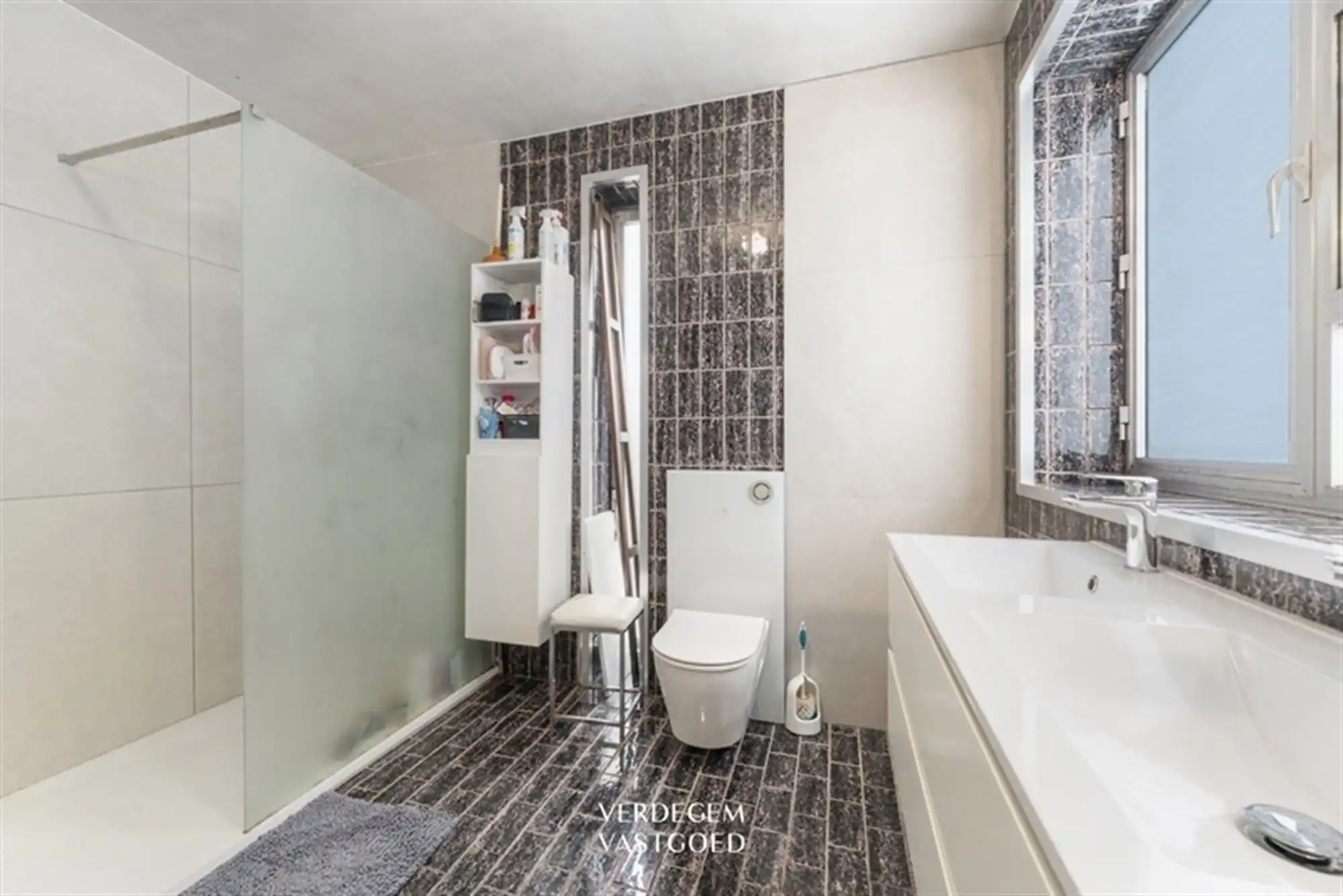 Ruime woning met 5 slaapkamers, zuidwestgerichte tuin en inpandige garage met oprit in een rustige straat foto 12