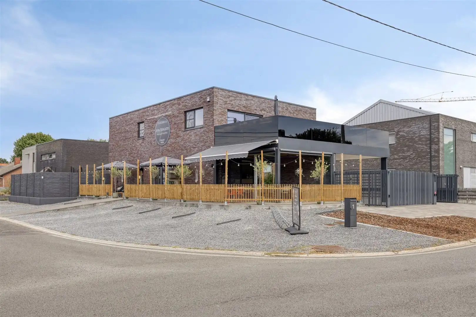 TE KOOP: Handelshuis met pizzeria & appartement in Koersel! foto {{pictureIndex}}