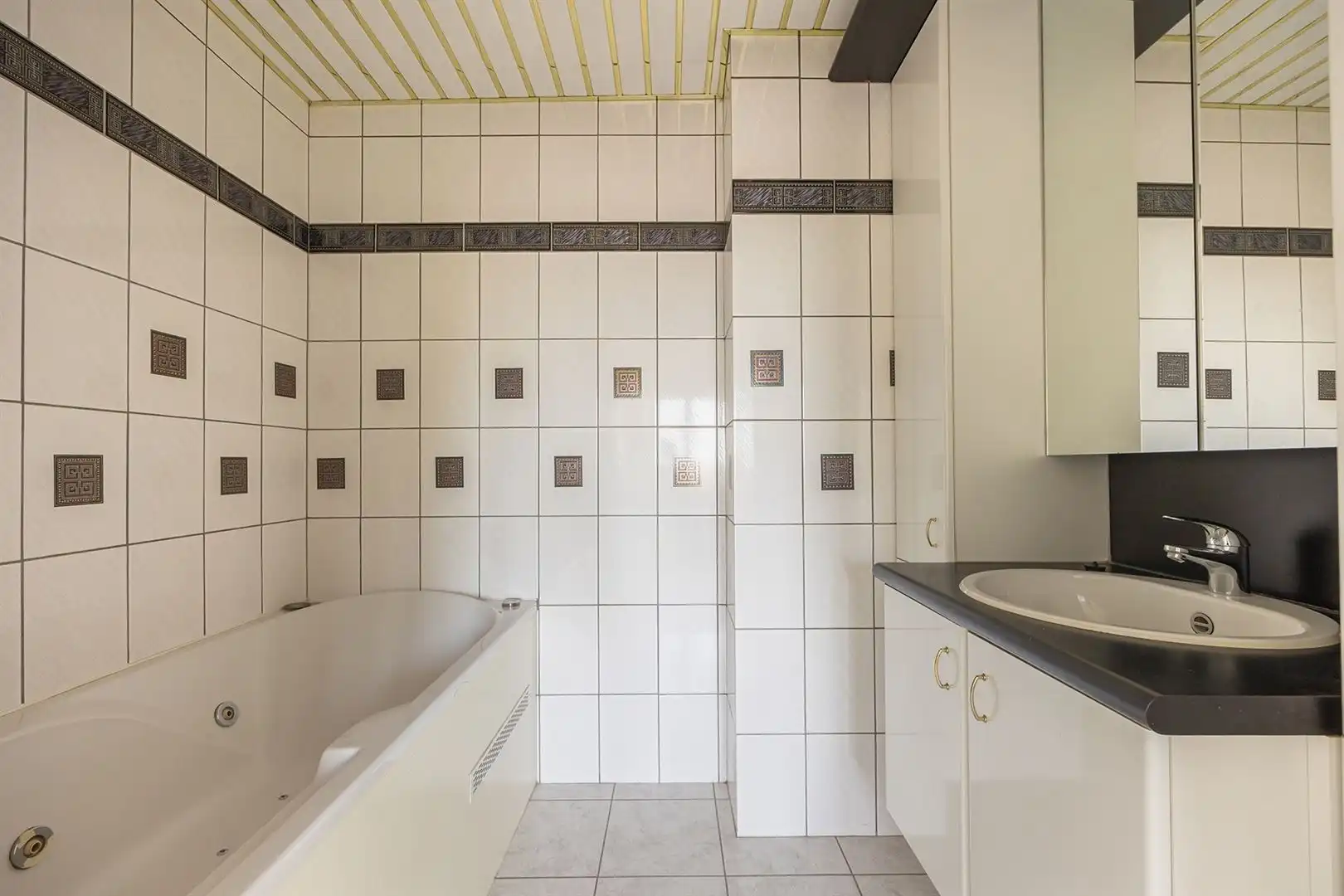 Ruim appartement met 2 slaapkamers, dressing en terras foto 13
