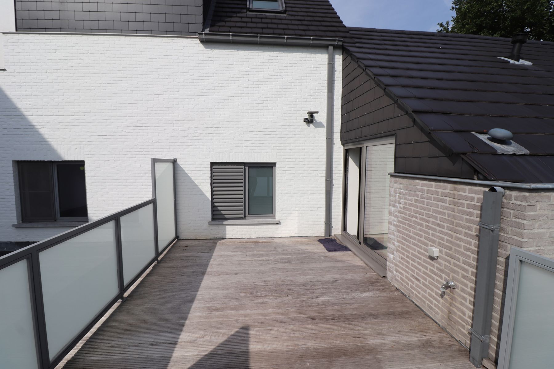 Modern en energiezuinig 2-slaapkamerappartement met carport en ruim terras. foto 15