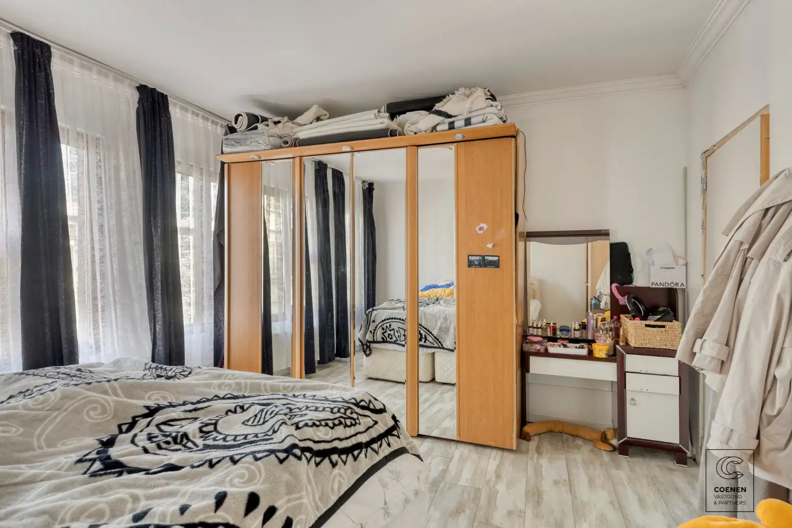 Ruime handelswoning, momenteel ingericht als handelsruimte en 2 appartementen op goede ligging te Antwerpen! foto 14