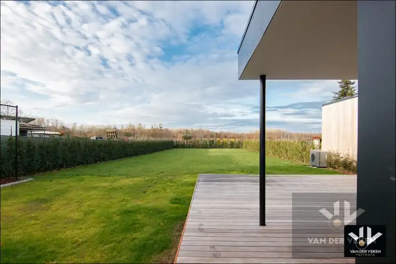 TOTAAL VERNIEUWDE WONING - ENKEL NOG AFWERKEN NAAR EIGEN SMAAK EN INZICHT foto 3