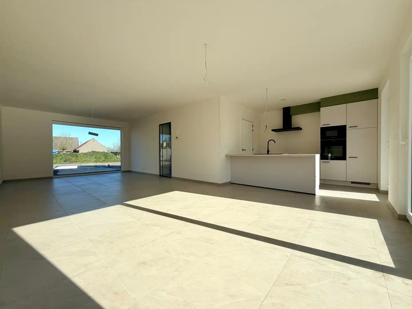 Uitzonderlijk ruime halfopen woning! foto 8