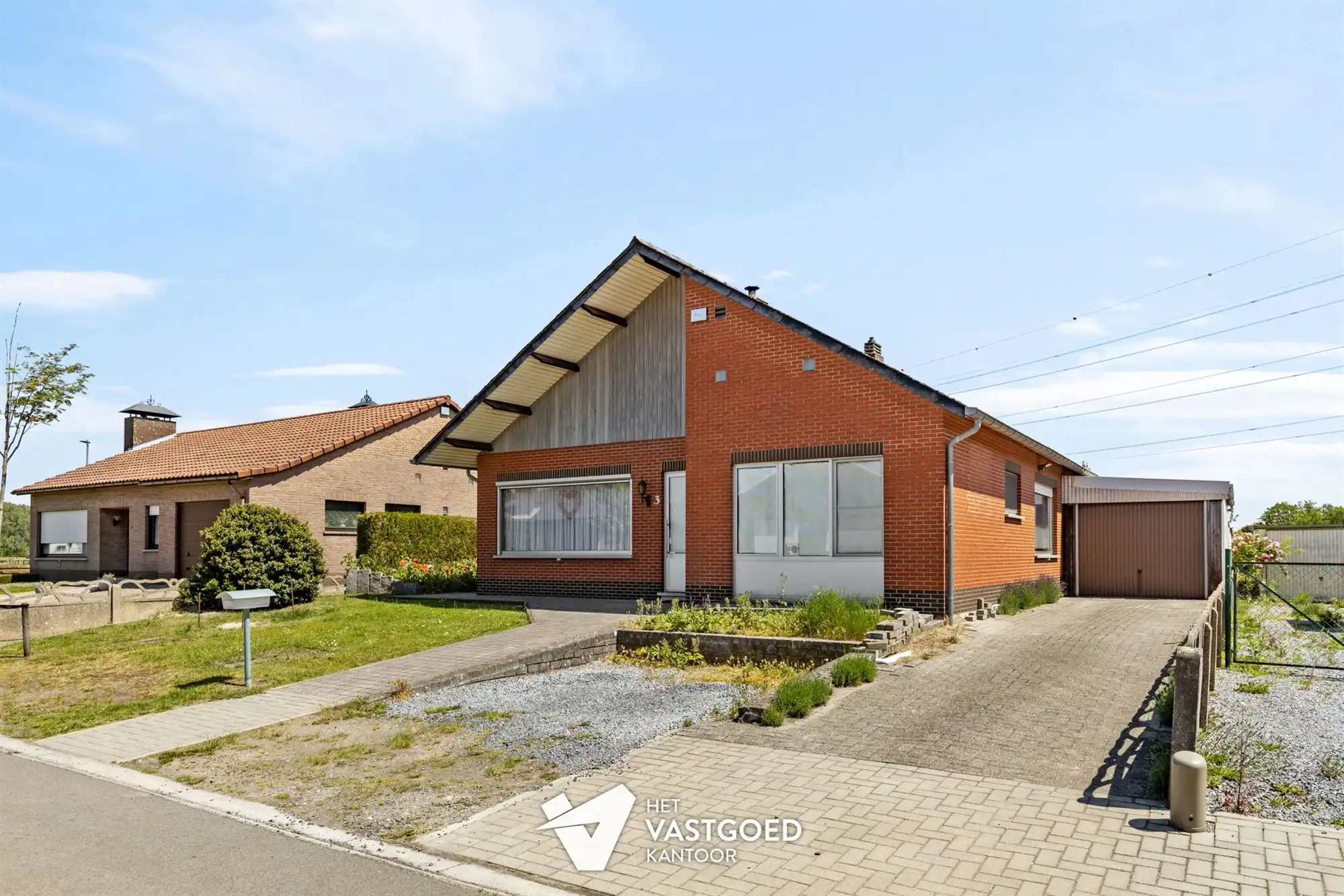 Hoofdfoto van de publicatie: INSTAPKLARE GELIJKVLOERSE WONING MET 4 SLPKS OP RUSTIGE LIGGING