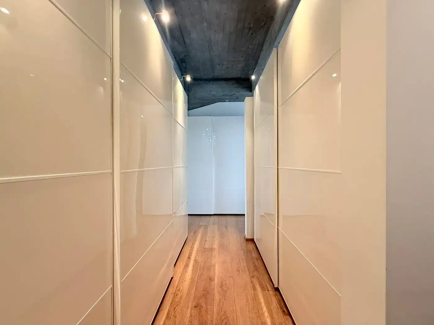 Ruime en moderne industriële loft met terras en ondergrondse parkeerplaats in Herent foto 15