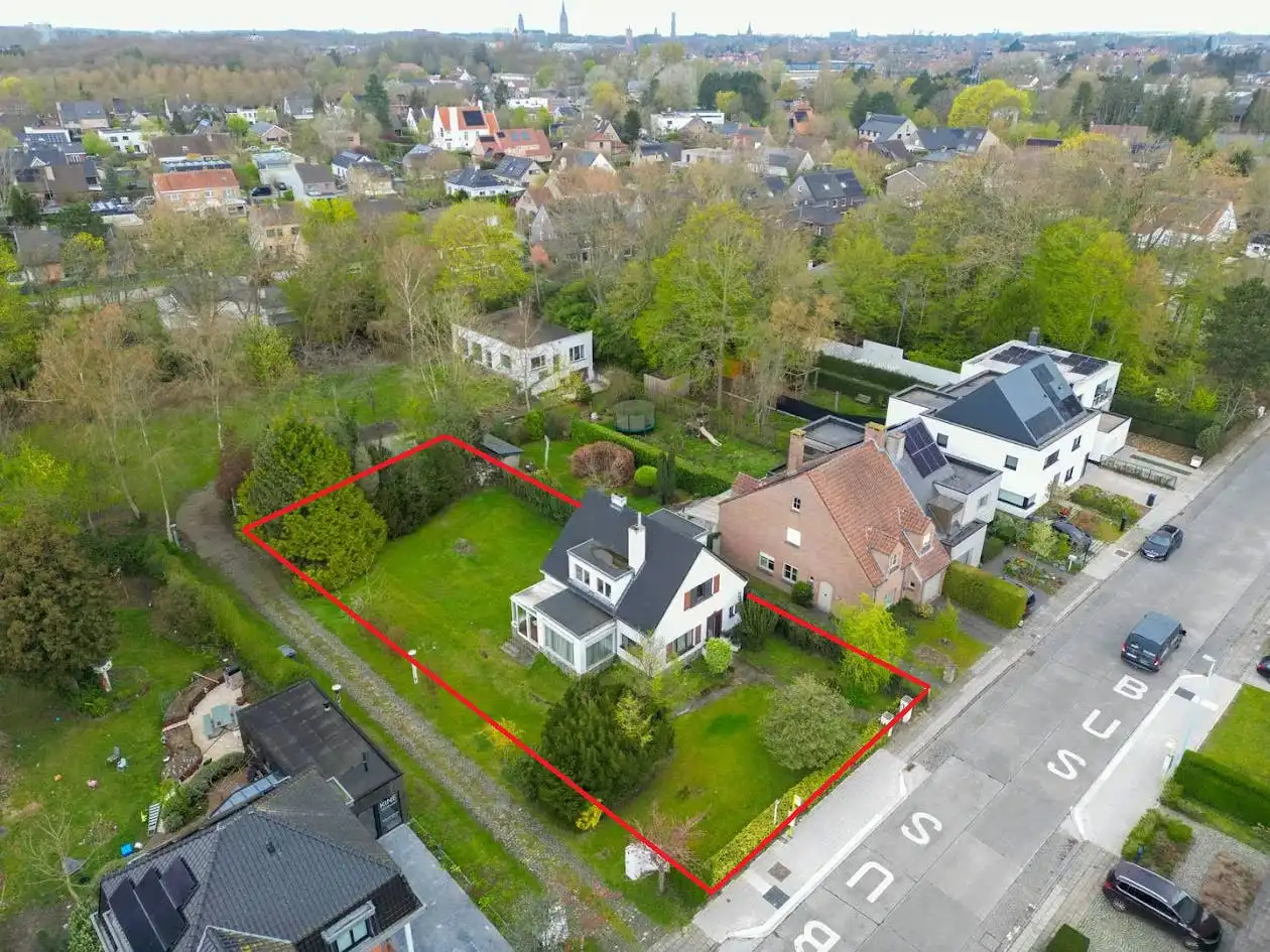 Hoofdfoto van de publicatie: Te renoveren huis met 4 slaapkamers te Assebroek 