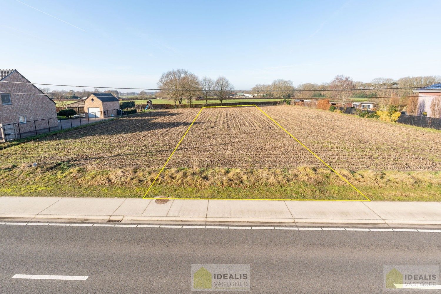 KNAPPE BOUWKAVEL (14A85CA) VOOR OPEN BEBOUWING OP EEN TOPLOCATIE, IN HET RUSTIG GELEGEN GROTE-BROGEL (PEER)! Deze bouwkavel met een oppervlakte van 14a 85ca biedt de mogelijkheid voor het bouwen van een prachtige eengezinswoning met aan de achterzijde van het perceel een prachtige vergezicht. De kavel is gelegen vlak bij de dorpskern van het gezellige Grote-Brogel en op enkele autominuten verwijderd van de centra van Peer, Kaulille, Bocholt en Bree. Ideaal voor zij die op zoek zijn naar een ruim perceel voor open bebouwing. foto 2