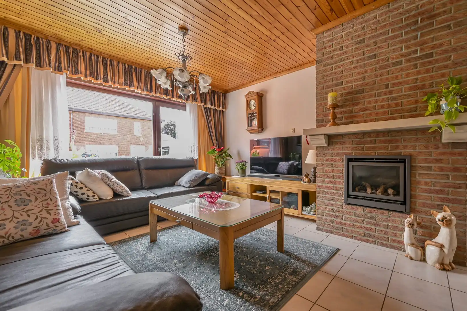 CENTRAAL GELEGEN,  INSTAPKLARE WONING MET GARAGE EN ACHTERUITWEG foto 4