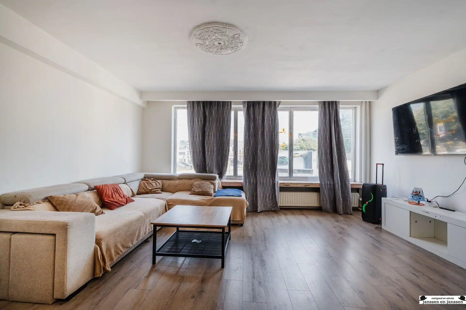 Te renoveren ruim appartement op toplocatie in Borgerhout! foto 5