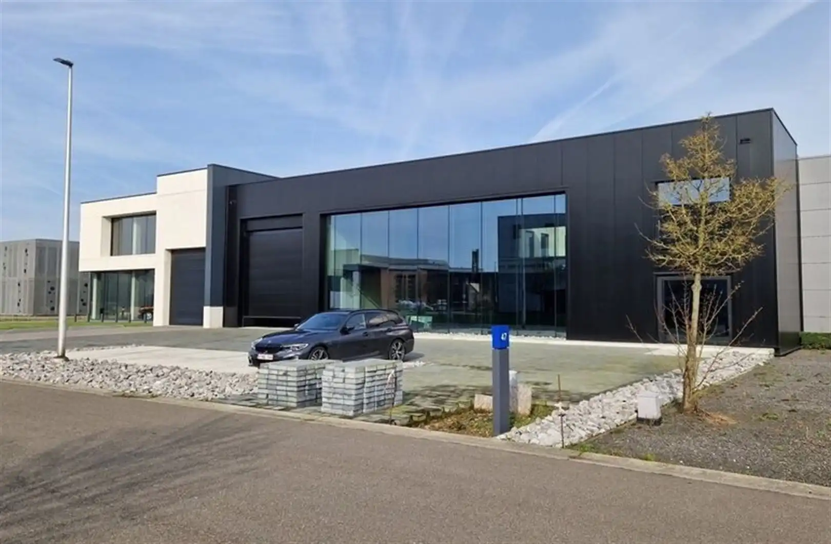 Nieuwbouw bedrijfspand met magazijnen en kantoren/showroom foto {{pictureIndex}}