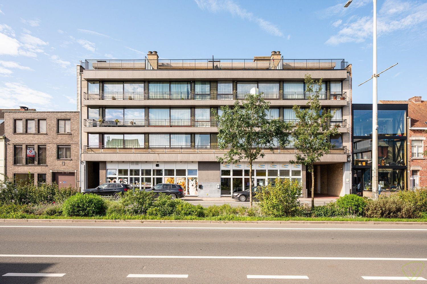 Lichtrijk appartement met twee terrassen en garage-optie in centrum Eeklo foto {{pictureIndex}}
