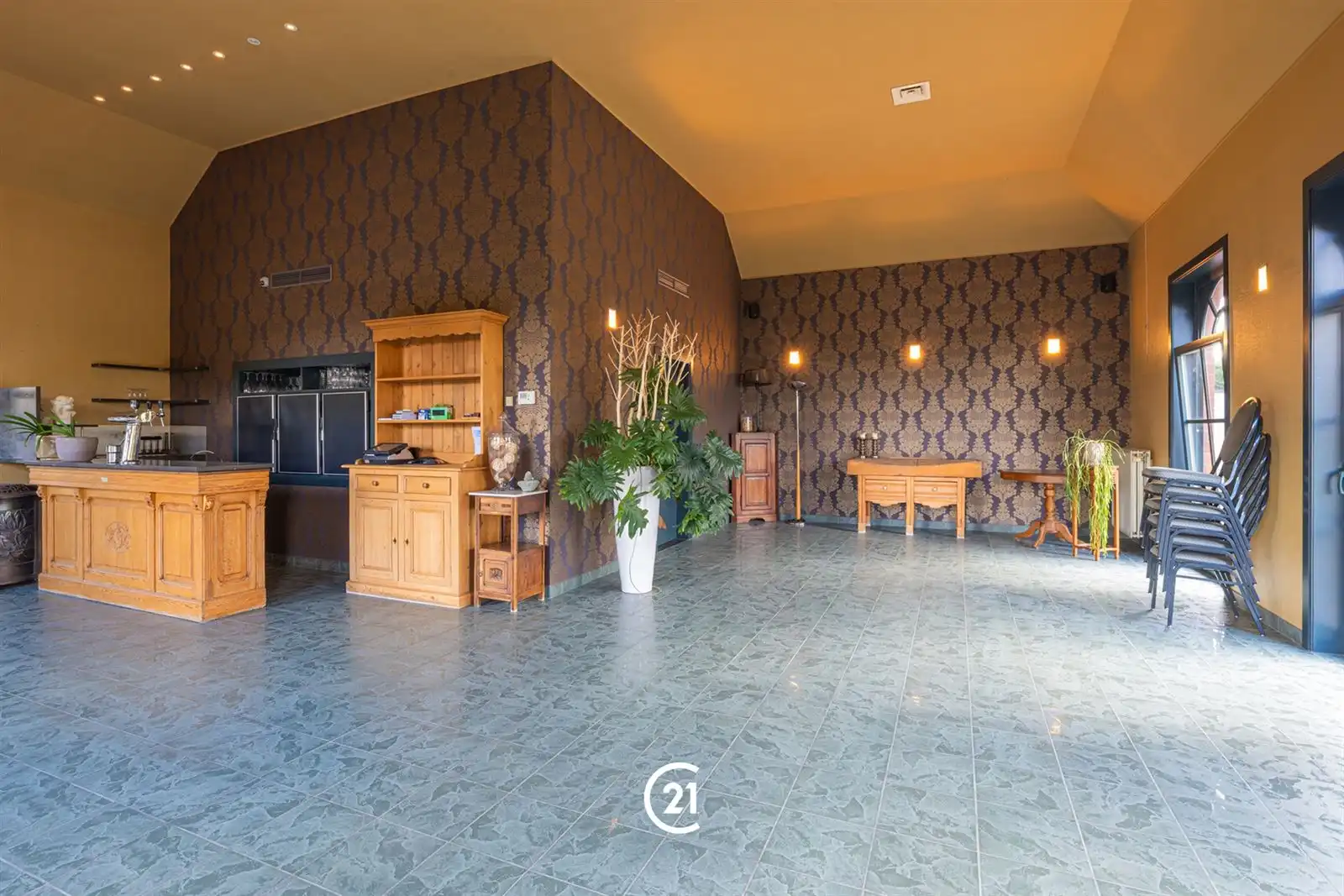 Unieke polyvalente eigendom met woonst in Strijpen! foto 5