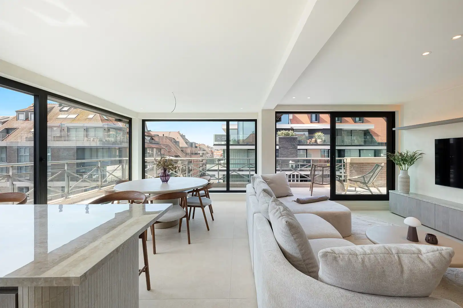 Prachtig gerenoveerd duplex hoekappartement nabij de Lippenslaan. foto 5