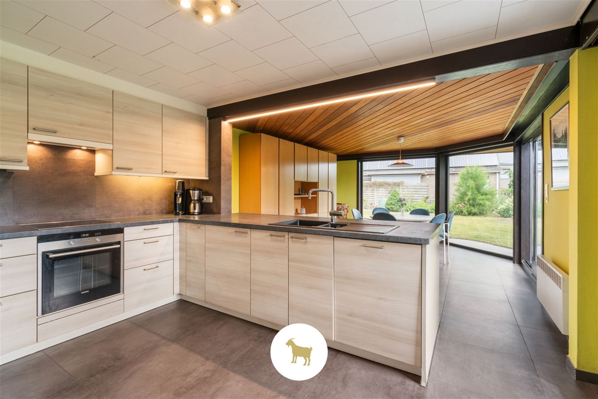 Te renoveren ALLEENSTAANDE WONING met 4 SLAAPKAMERS en GARAGE op een PERCEEL van 648m² foto 5