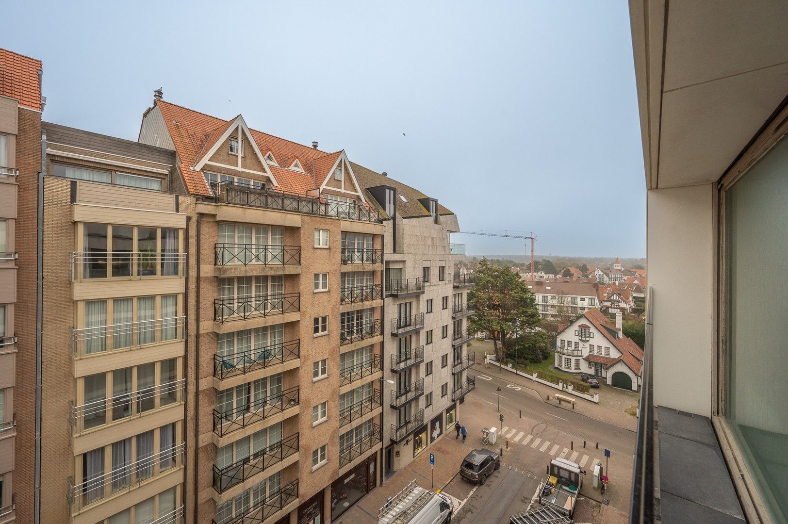 Appartement met zijdelings zeezicht gelegen vlakbij de winkels in de Kustlaan en de Zeedijk. foto 5